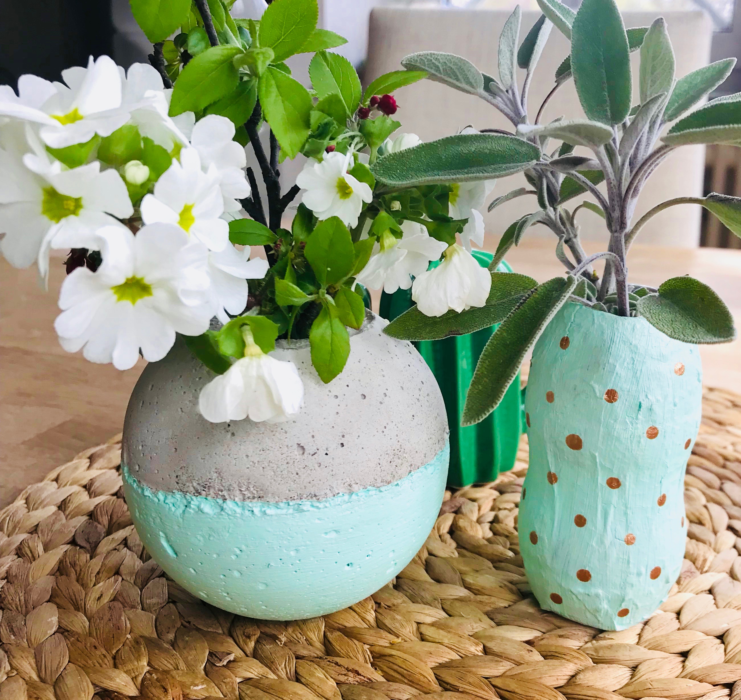 Vase selber machen, umweltfreundliche Blumenvase aus Plastikflasche basteln