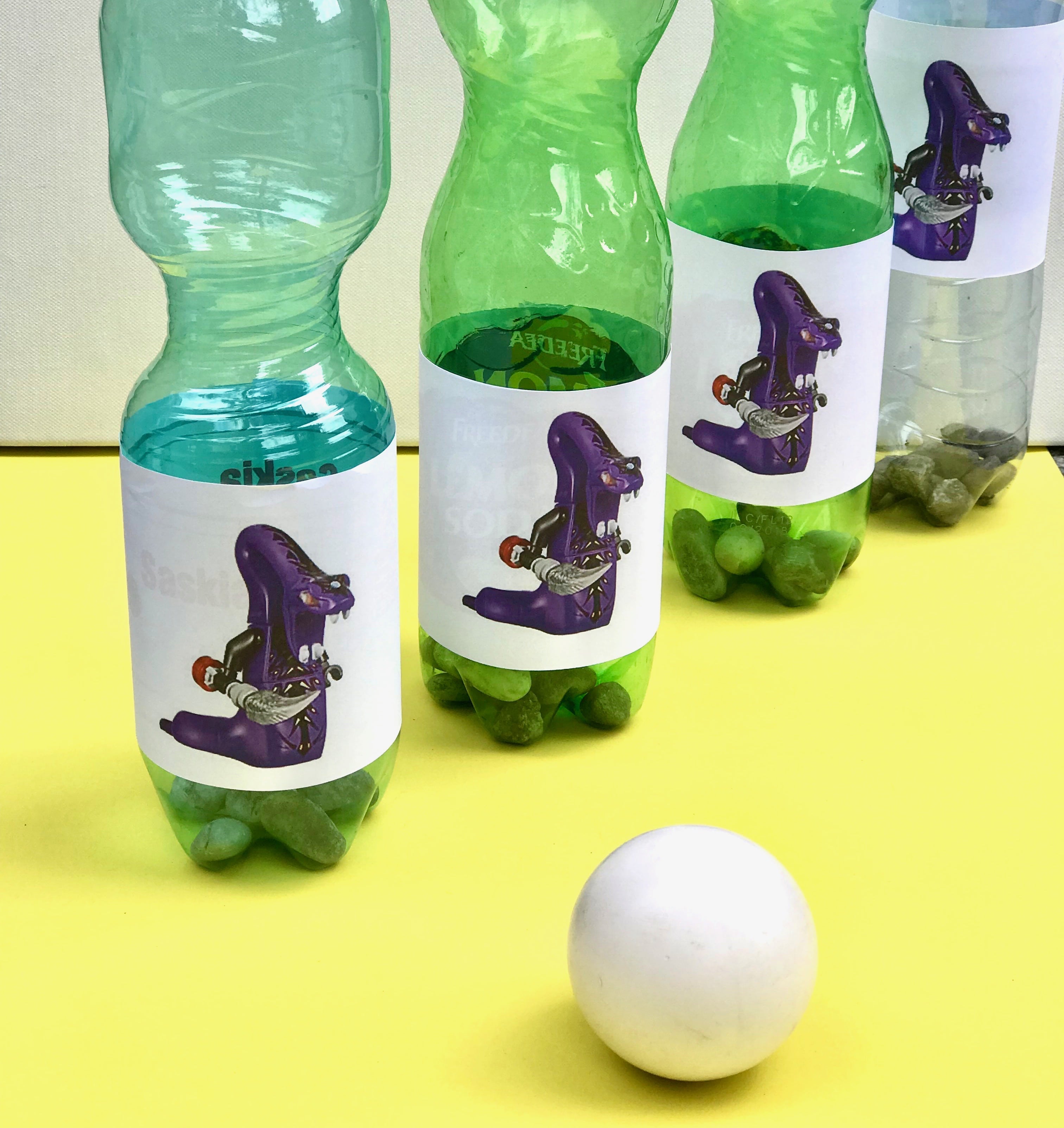 ninjago-geburtstag-spiel-idee-kegel-plastikflaschen-selbermachen-upcycling-kinder