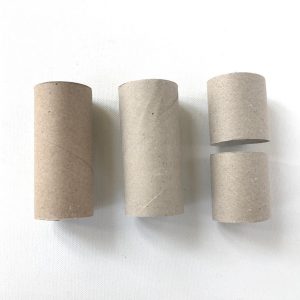 Steckspiel aus Klorollen, Toilettenpapierrollen zuschneiden