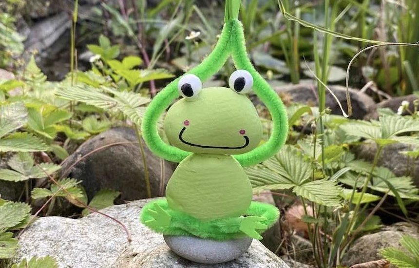 steine-bemalen-ideen-frosch-yogi-gartendeko