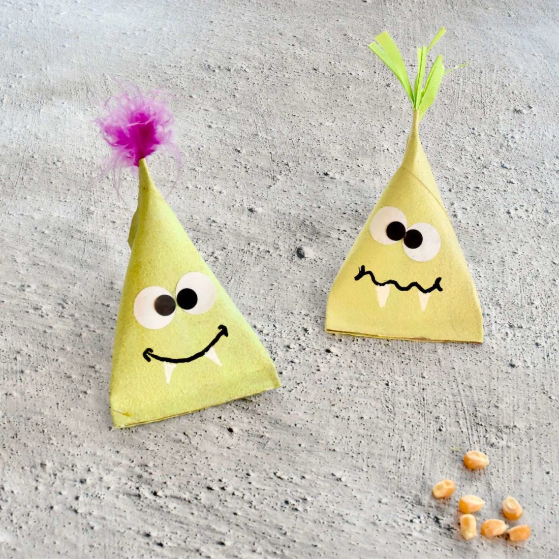  Monsterparty: Rasseln aus Klorollen basteln – Heimatdinge Motiv 