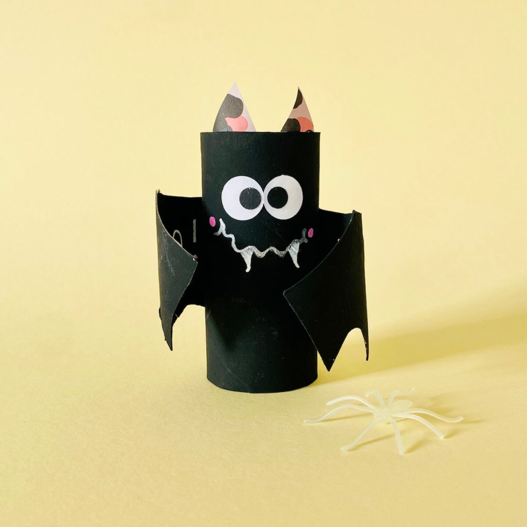 fledermaus-halloween-basteln-mit-kindern-klorolle-offfene-fluegel