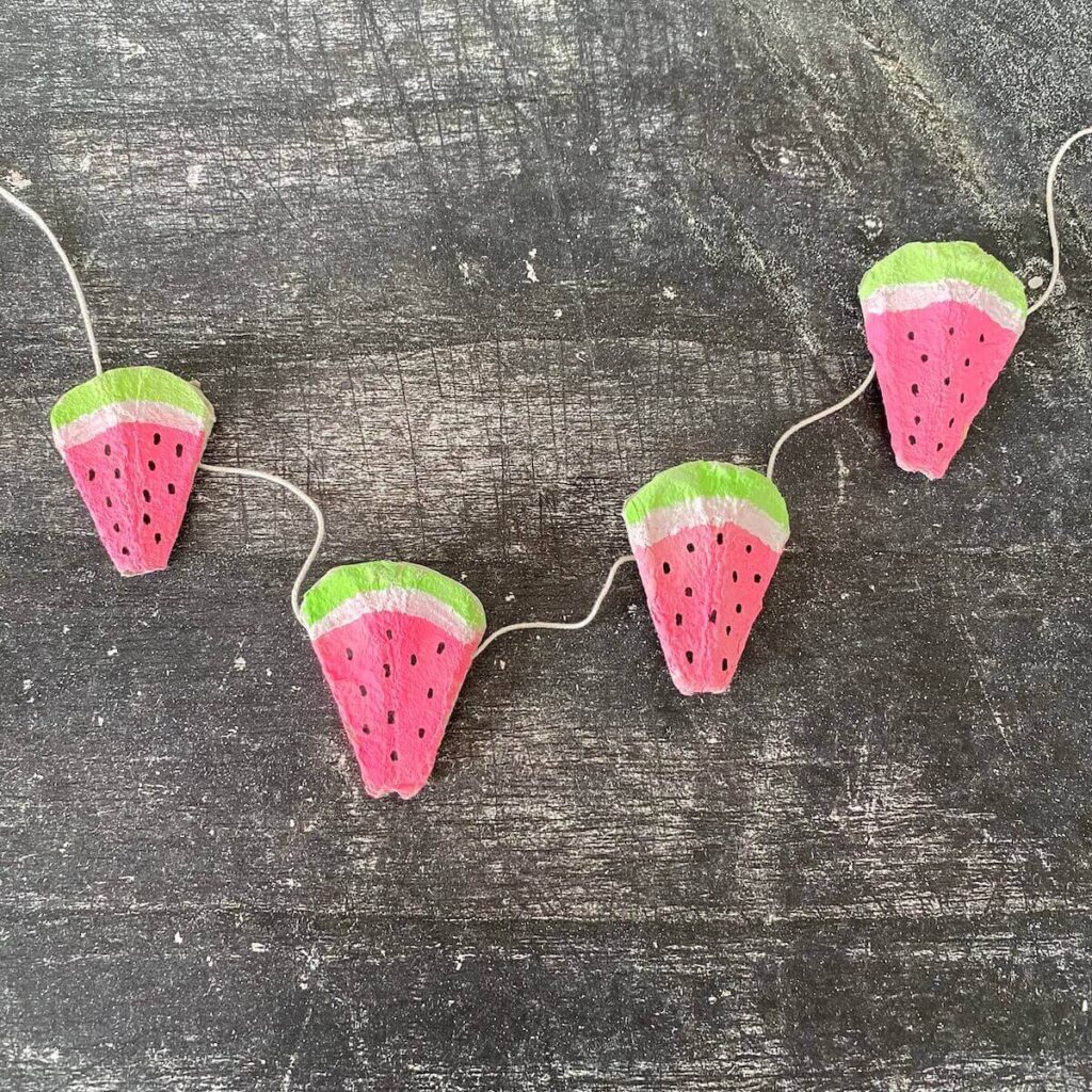 Basteln mit Eierkarton im Sommer – 3 kreative DIY-Ideen 5 melonen-girlande-mit-eierkarton-basteln