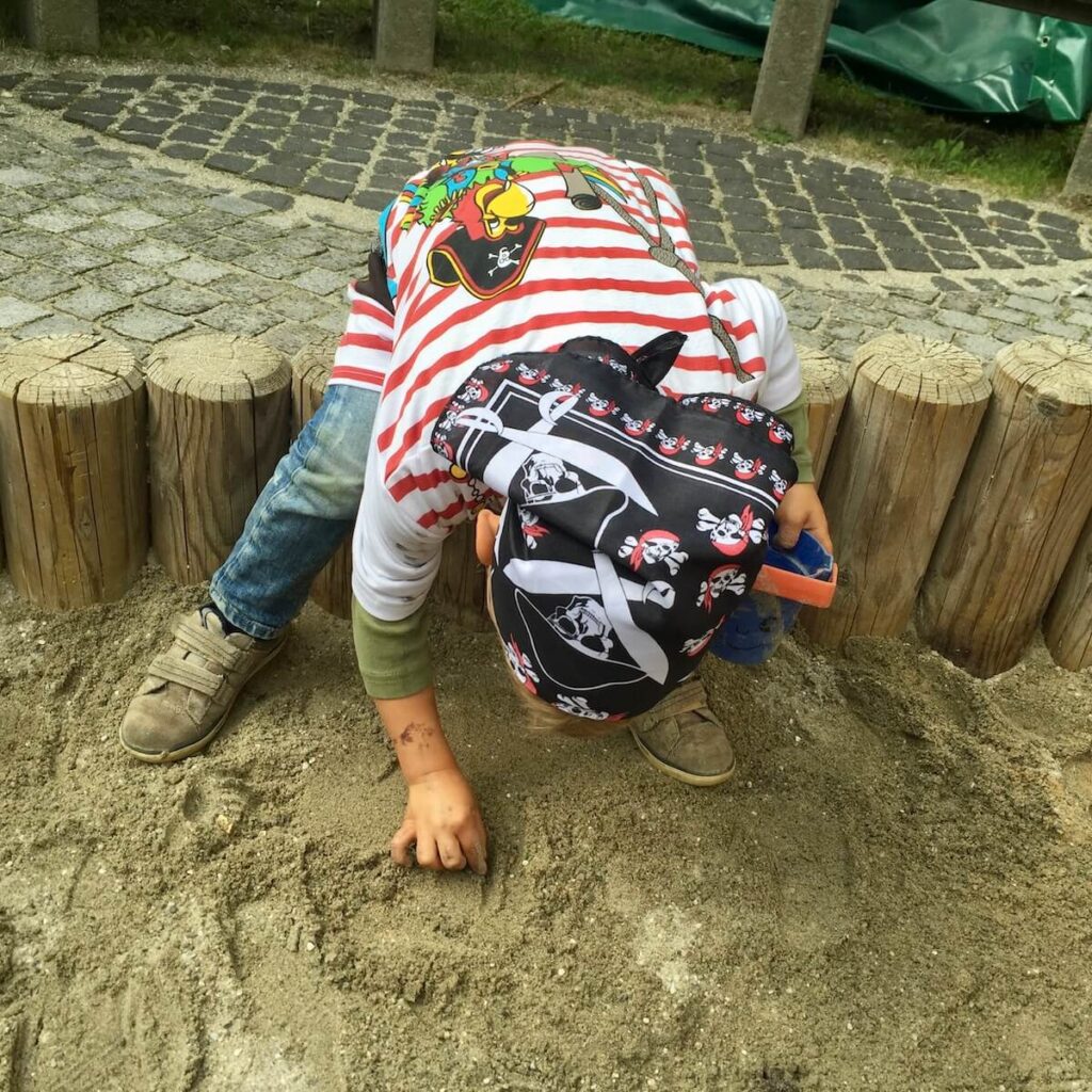https://heimatdinge.de/tag/piratengeburtstag-einladung-basteln/