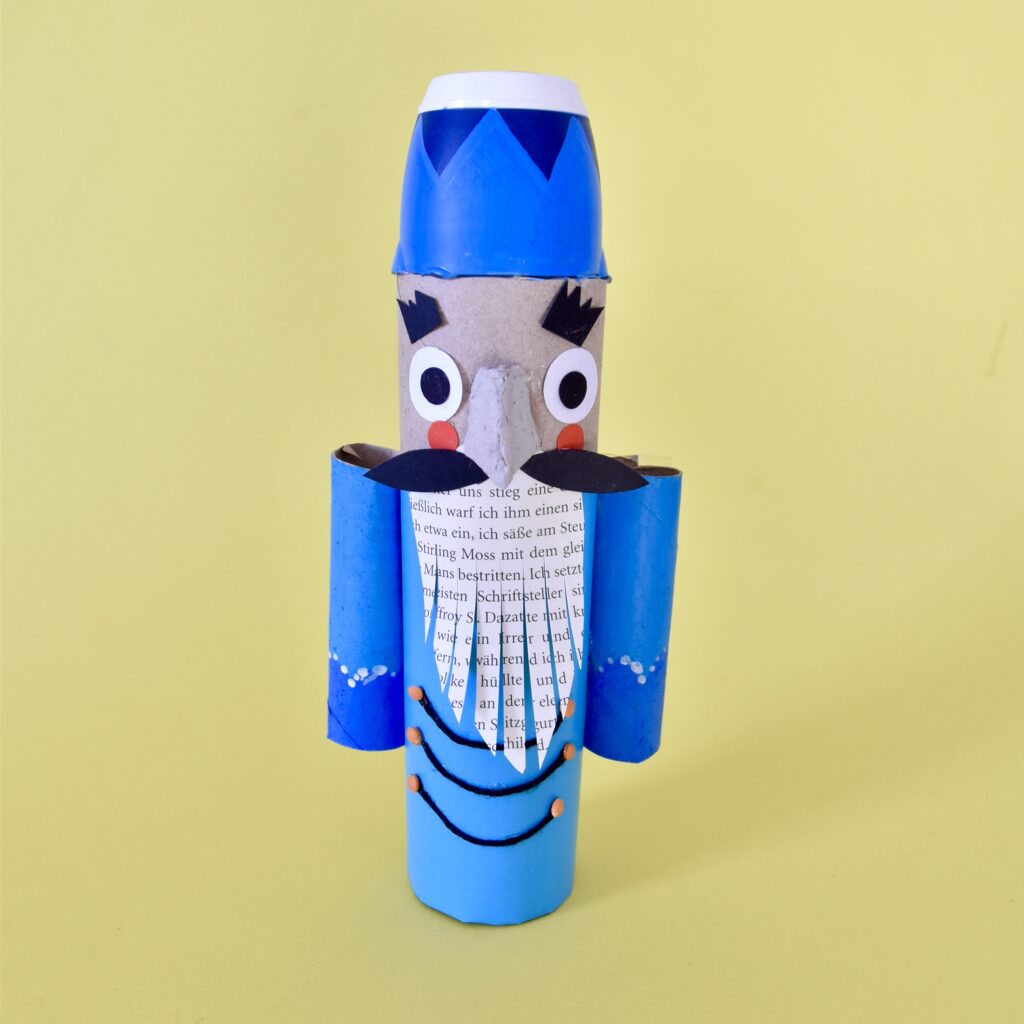 upcycling nussknacker aus klorolle basteln