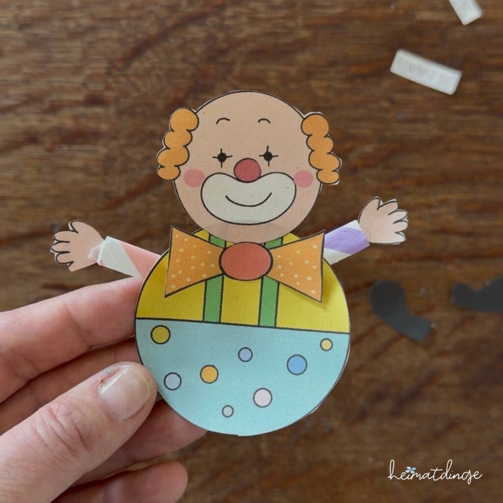 Einladung für den Kindergeburtstag mit PDF-Vorlage basteln 6 Clown für die Einladungskarte ausschneiden