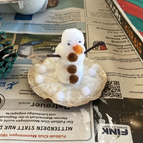 Jahresrückblick 2025: Glücksmomente, Zweifel und kreatives Feuerwerk 28 Schneemann aus Pompons sitzt auf Kaffeepad