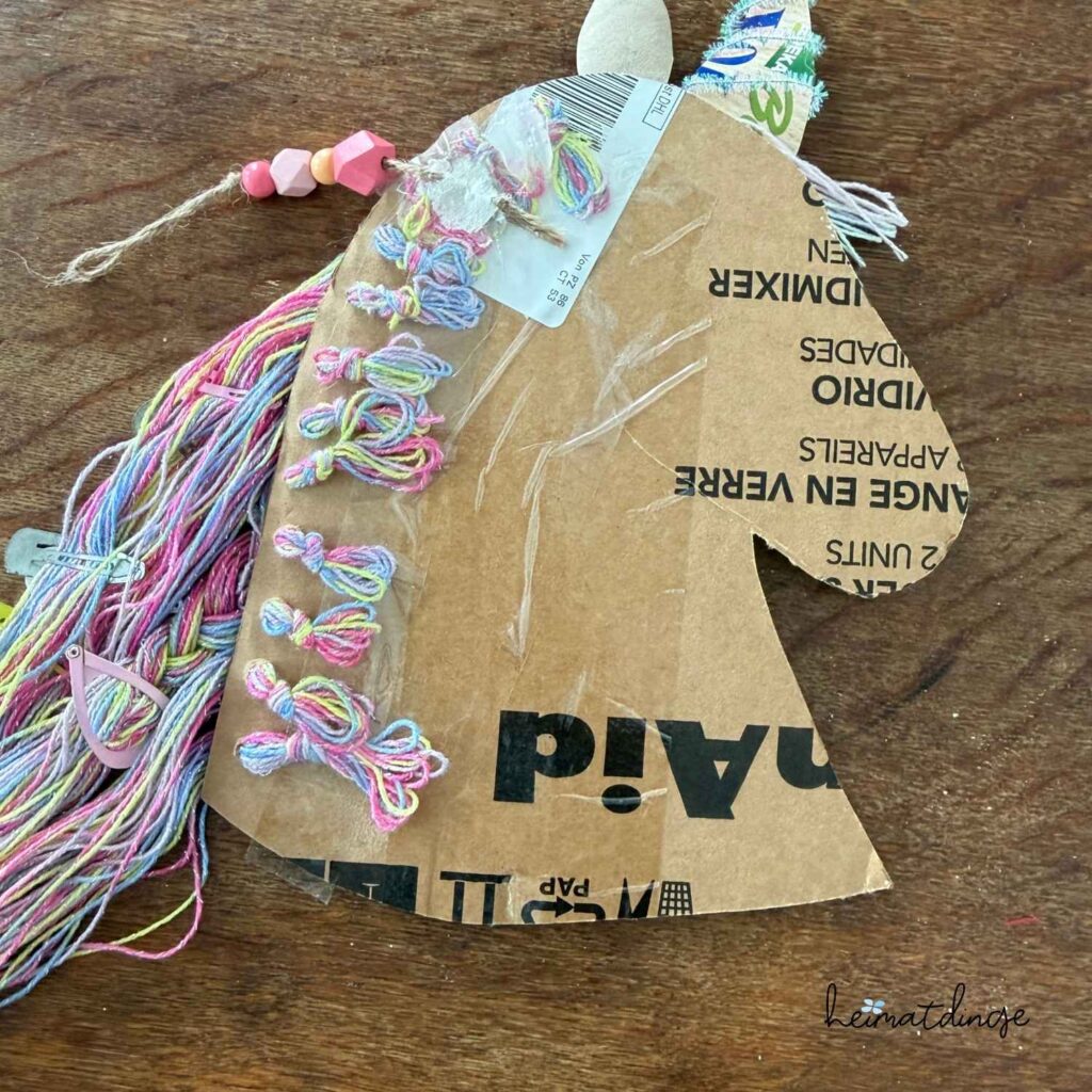 Einhorn mit Vorlage basteln leicht gemacht: Schritt-für-Schritt-Anleitung 6 einhorn als DIY haarspangenhalter mit vorlage basteln