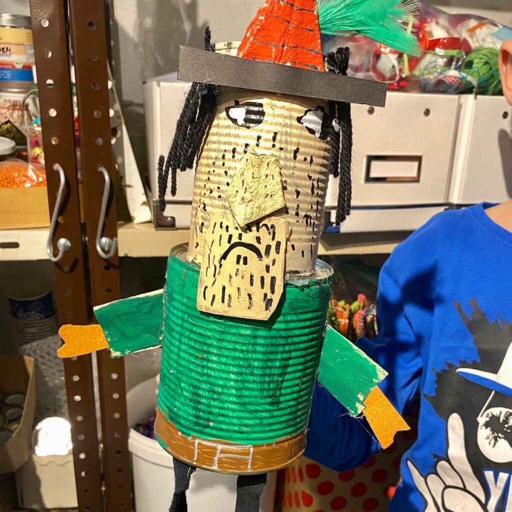 Aus Müll gebastelter Räuber Hotzenplotz aus Konservendosen