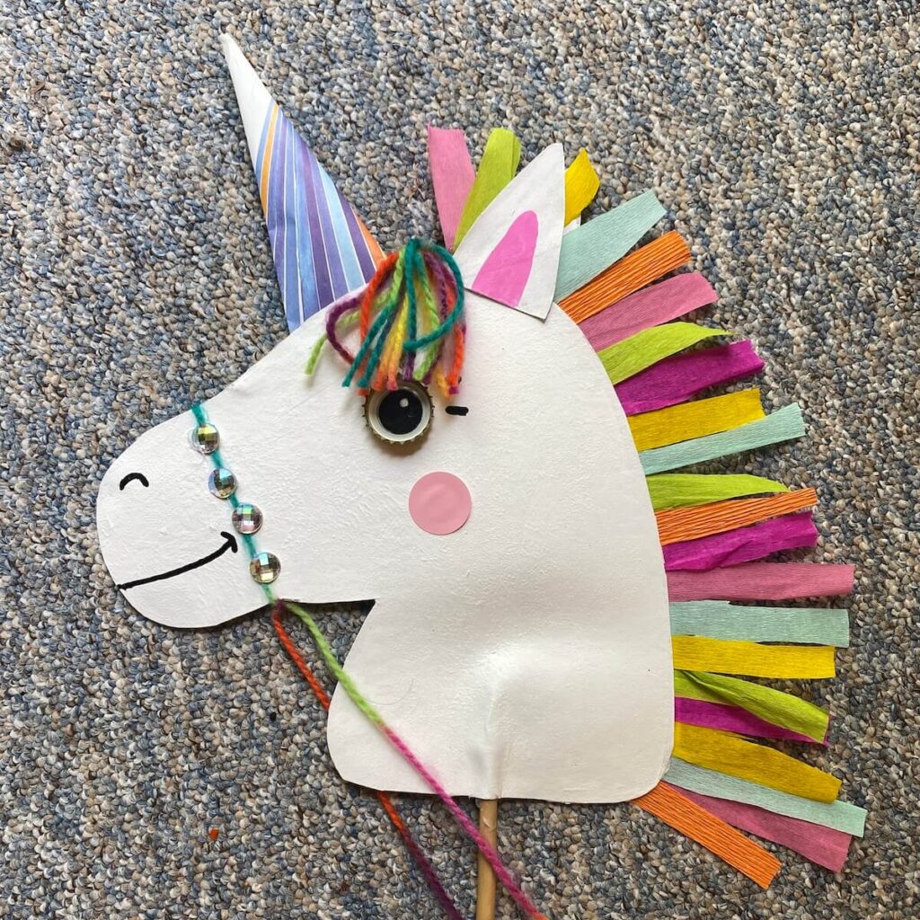 Upcycling Steckenpferd aus Pizzakarton basteln