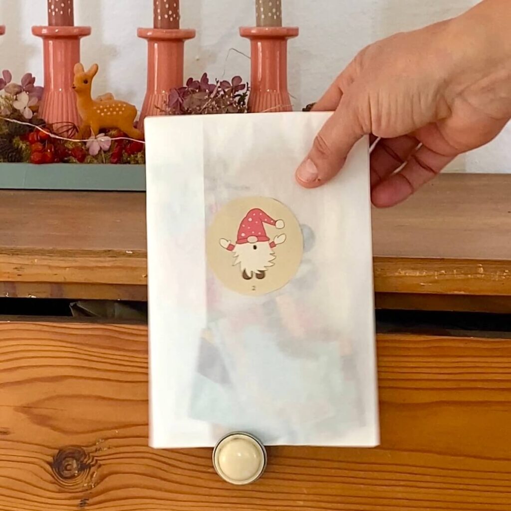 Jahresrückblick 2025: Glücksmomente, Zweifel und kreatives Feuerwerk 6 Erste Aufgabe der Weihnachtsschatzsuche mit einem Wichtel