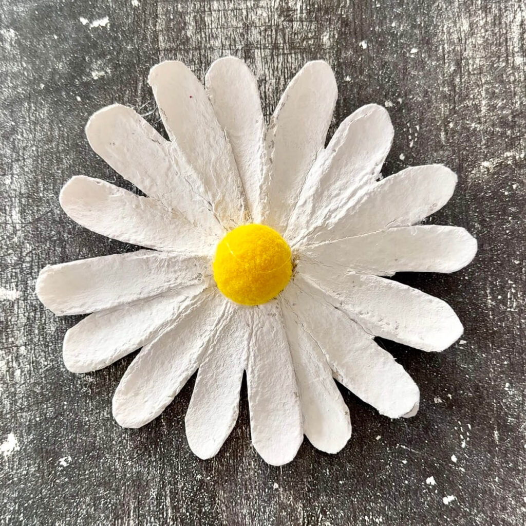 Gänseblümchen aus Eierkartn für den Frühling basteln