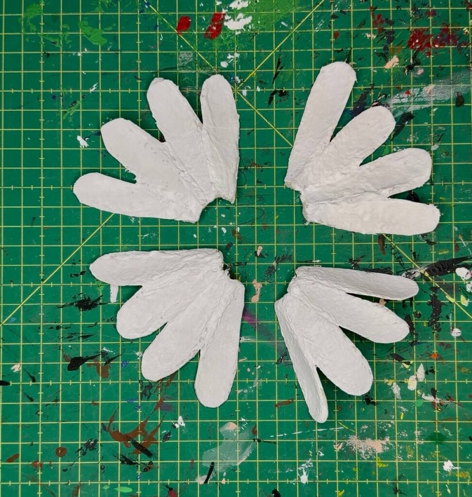 Gänseblümchen Blüten aus Eierkartonspitzen ausschneiden