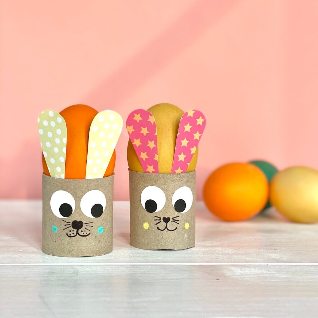 Osterhasen-Eierbecher aus Klorollen basteln