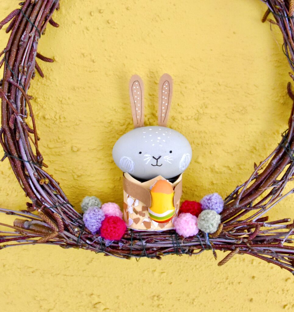 Osterkranz mit Osterhase aus Ei und Klorolle basteln