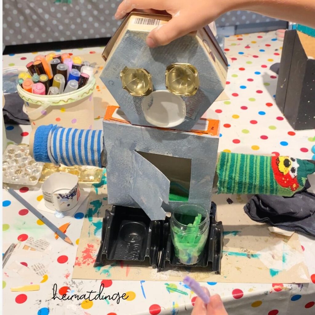 Upcycling Roboter aus Müll mit Kindern basteln