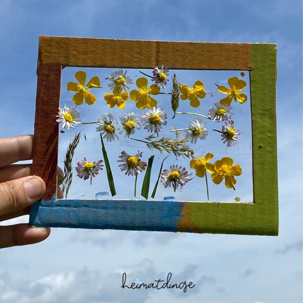 Blumenbild aus Klebeband und Papprahmen