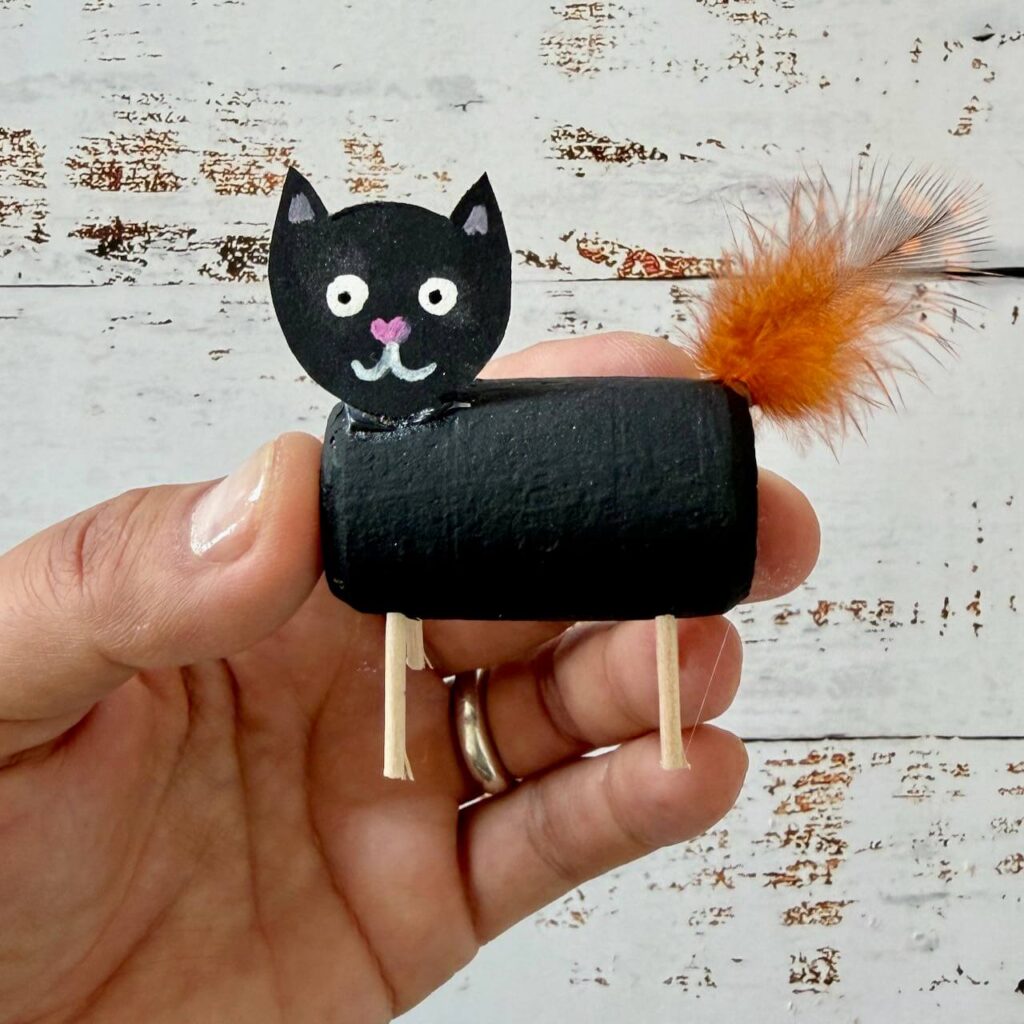 Basteln mit Kindern Katze aus schwarzem Korken mit Federschwanz