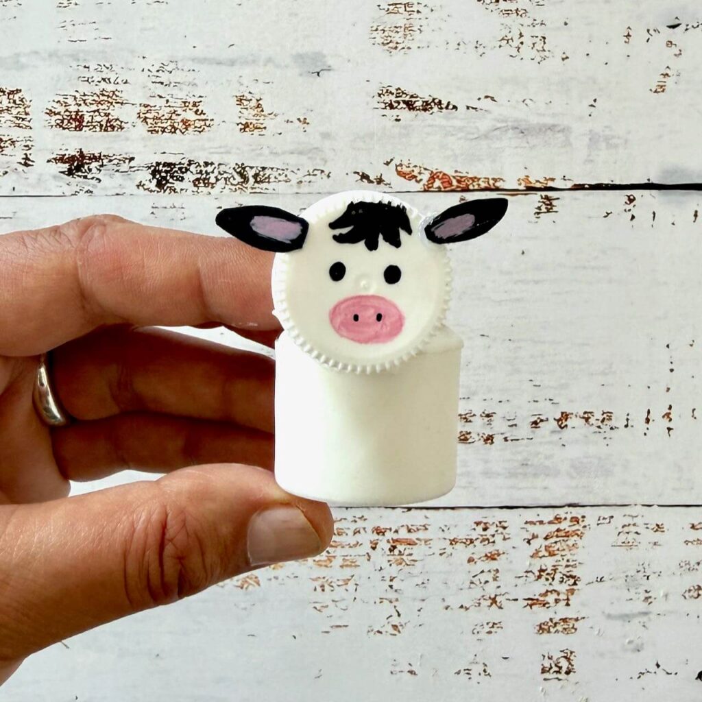 Kuh basteln aus weißem Plastikdeckel und Müll-Upcycling