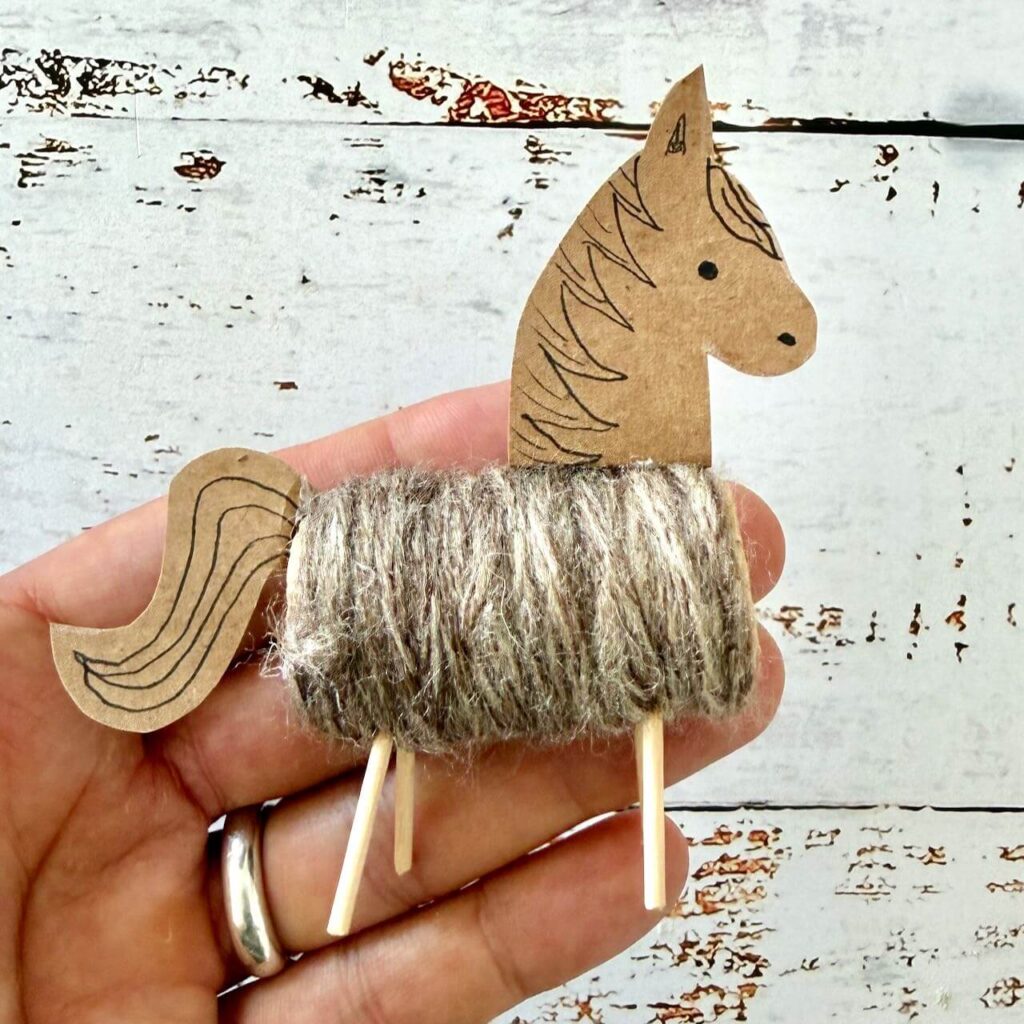 Upcycling Bastelidee Pferd aus Weinkorken und Wolle für Kinder