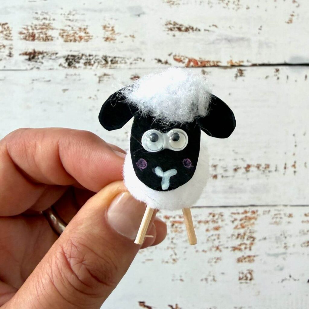 Bastelanleitung Schaf aus weißen Pompons und Zahnstocherbeinen