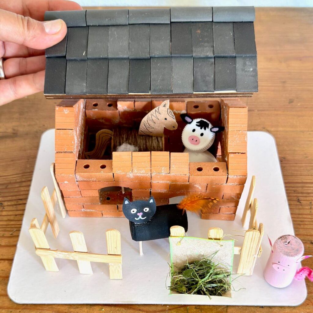 montessori steinhaus mit kindern als bauernhof mit offenem Dach basteln