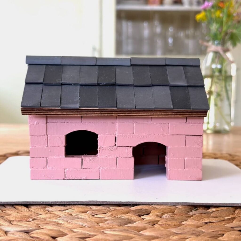 Gemauertes Ziegelhaus aus dem Steinbaukasten für Kinder mit anthrazitfarbenem Dach