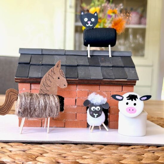 Gemauertes Ziegelhaus aus dem Steinbaukasten für Kinder mit anthrazitfarbenem Dach