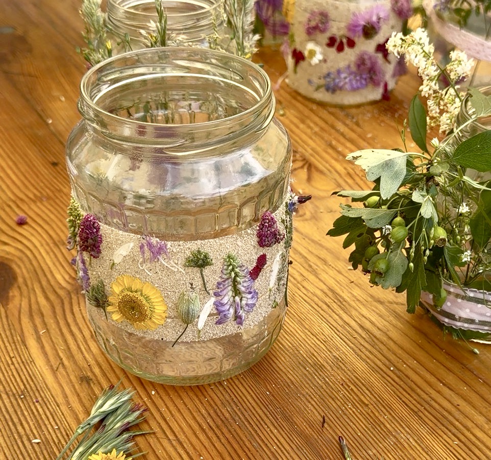 Windlicht aus Altglas mit Blüten und Gräsern bastel
