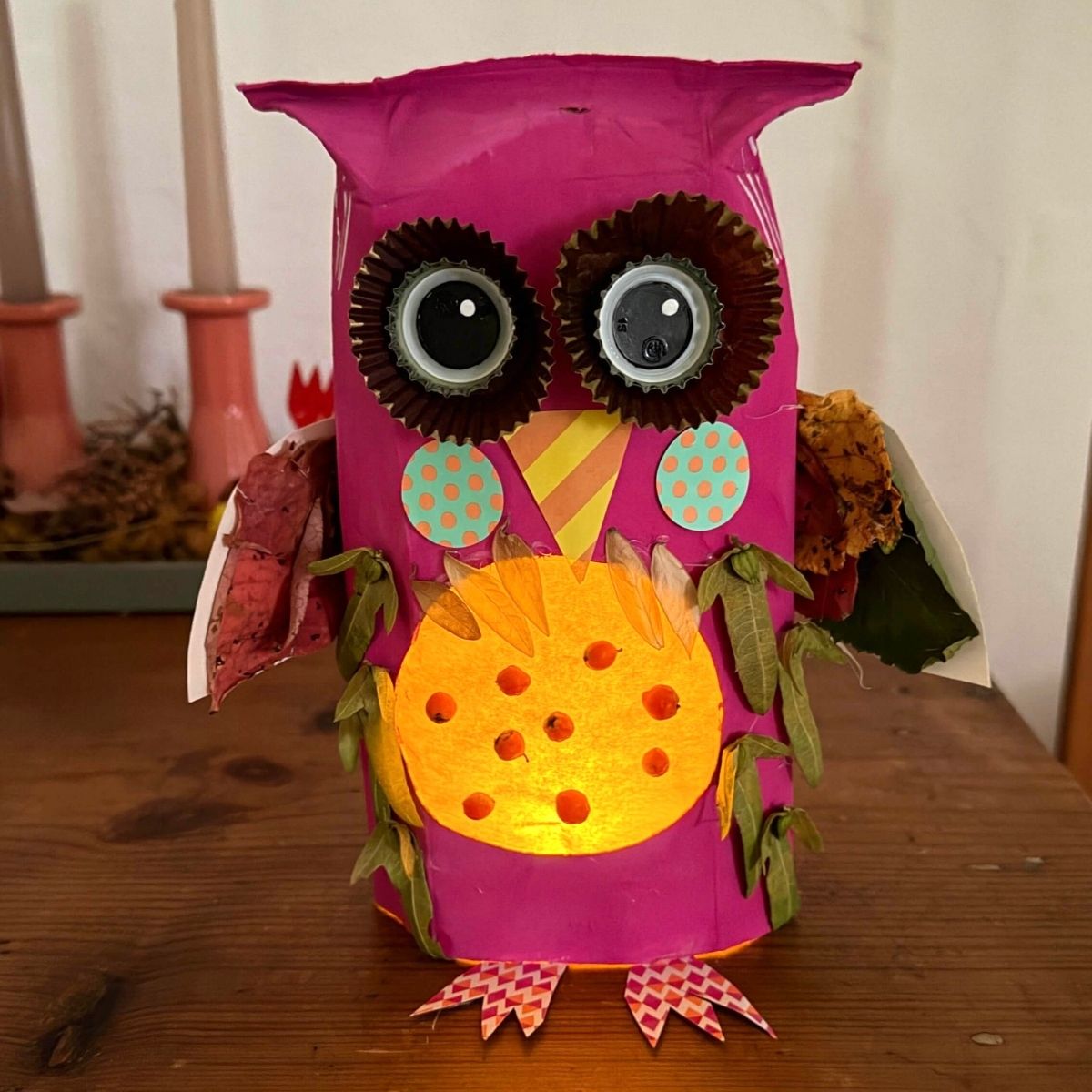 Süße Upcycling Eule als Laterne aus Milchkarton mit Kindern basteln