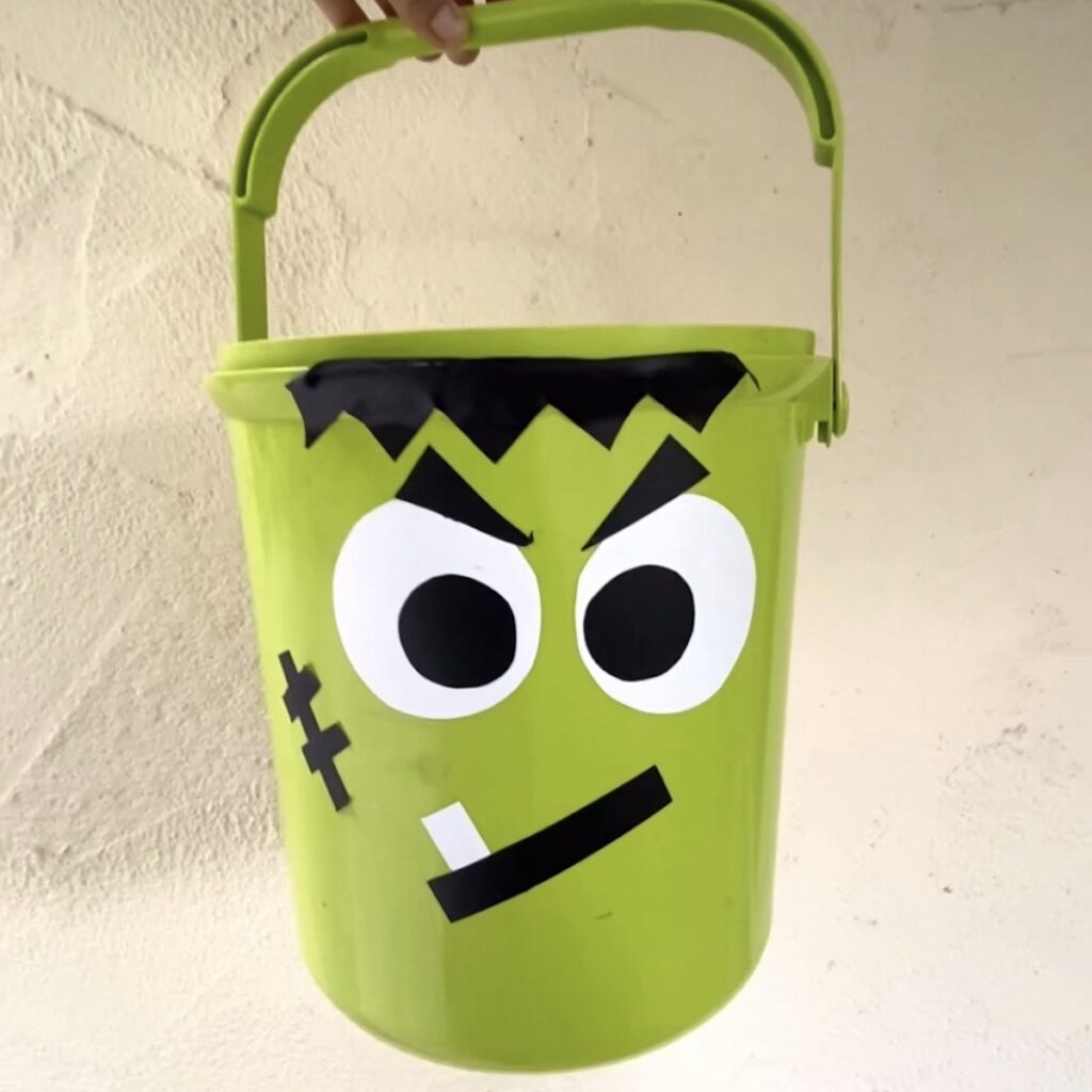 Geniale Halloween Deko basteln: 5 nachhaltige & einfache Ideen 4 Frankenstein Deko Eimer basteln aus grünem Plastikeimer und schwarzem Papier als Halloween Deko mit Kindern.